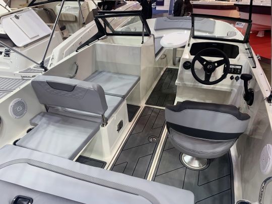 Le cockpit du M19 avec ses nombreuses assises modulables