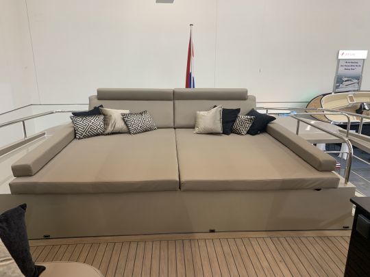 Une grande banquette bain de soleil sur l'arrière du flybridge