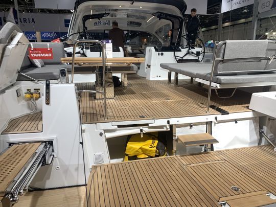 Une belle plateforme arrière sur le Jeanneau Yachts 55 et d'immenses bain de soleil