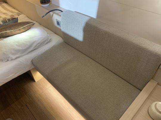 Une banquette dans la cabine tribord