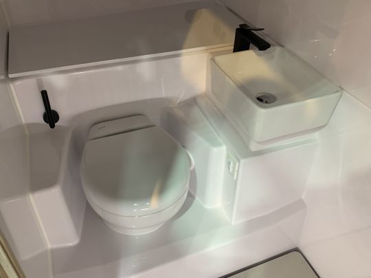 Le cabinet de toilette de la cabine avant avec douche