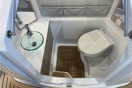 Le cabinet de toilette dans la console, accessible par l'avant