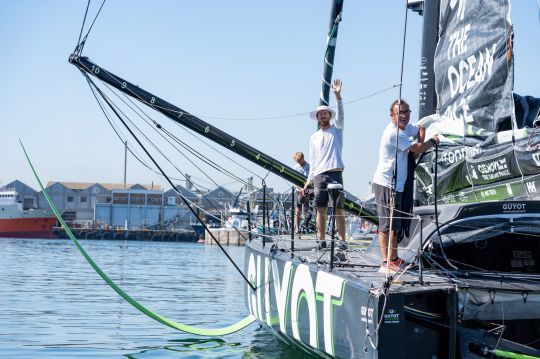 Guyot Environnement quitte le Cap après avoir réparé son bateau © Gauthier Lebec - GUYOT environnement Team Europe 