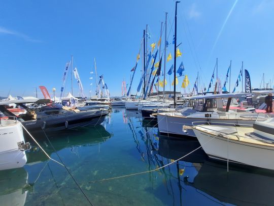 Une flotte diversifiée de bateaux à moteurs sont exposés à flots