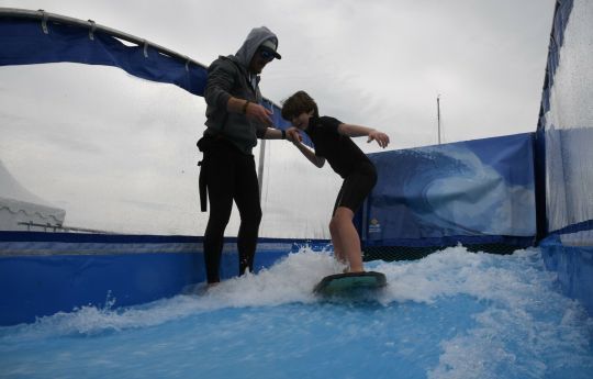 Le simulateur de surf est ouvert à tous   ©Yohan Brandt