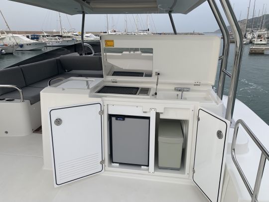 La cuisine du flybridge avec un grill optionnel