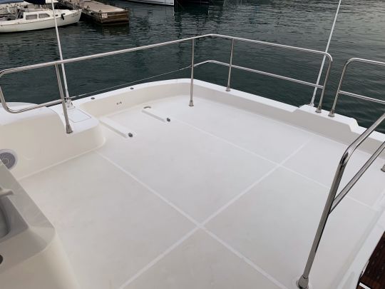 L'arrière du flybridge pour stocker ou installer des chaises longues