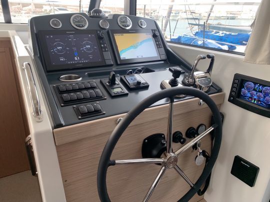 Le poste de pilotage à tribord est spacieux