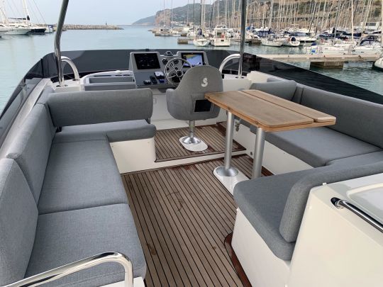 Le flybridge avec ses nombreuses assises