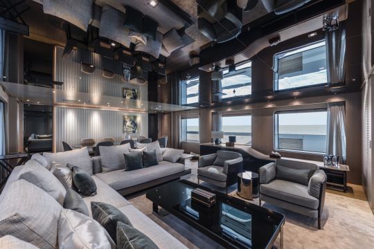 Un salon décoré dans des tons sombres