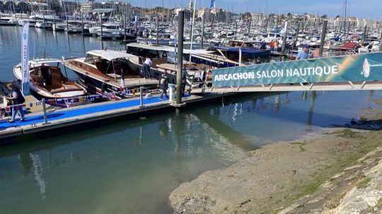 Des bateaux à flots avec un sens de circulation sur les pontons.