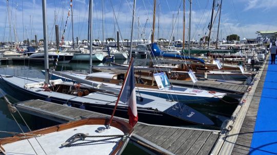 Un espace de voiliers de tradition sur le ponton à flot.