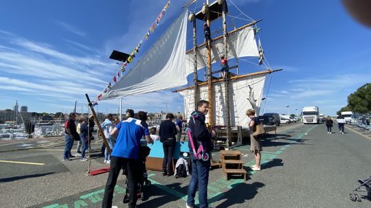 Un mur d'escalade pour les enfants sous forme d'un gréement ancien.