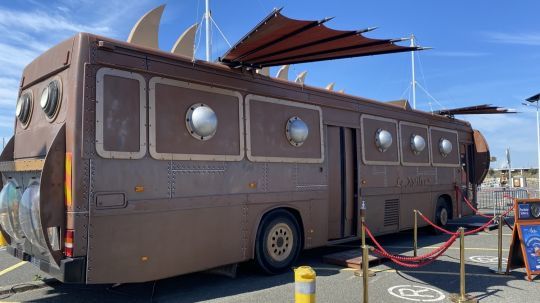 Une salle de spectacle dans un bus en forme de Nautilus.