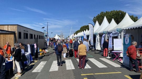 Des exposants à terre qui présentent leur produits.