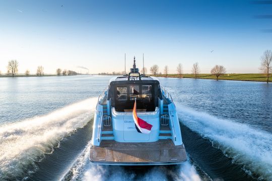 Un cockpit bien sécurisé et une très grande plateforme de bain