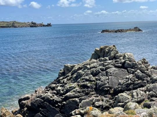 Les Scilly sont bordés de cailloux qui rendent la navigation technique. Les fonds sont majoritairement sableux ce qui permet d'obtenir de magnifiques plans d'eaux turquoise