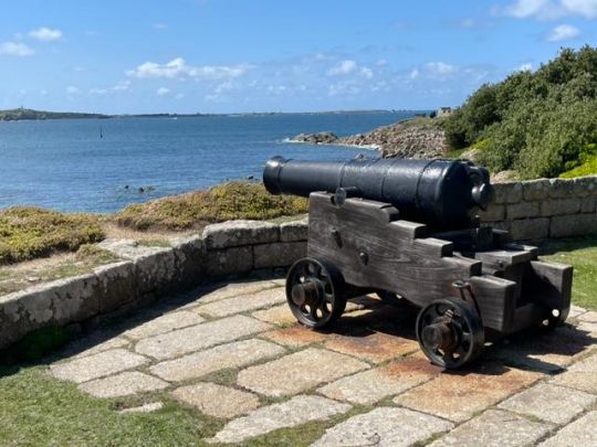 St Mary's a été une île fortifiée très tôt et présente encore des vestiges remis en scène de cette fortification. Mis en place après la Révolution française, ils n'ont jamais été utilisés.