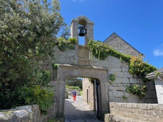 L'entrée de l'ancienne fortification du Star Castle Hotel à l'ouest de St Mary's. On peut s'y promener dans les jardins où de nombreux oiseaux sont présents au printemps et où la végétation est luxuriante. Auparavant, l'entrée était dotée de herse et de portes en bois battantes renforcées.