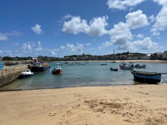 Vue du port principale de l'île, le Hug Town, à proximité immédiate du Mermaid, le pub incontournable de St Mary's où viennent se désaltérer les marins après la traversée. On débarque directement sur la plage avec son annexe avant d'arriver au Mermaid.