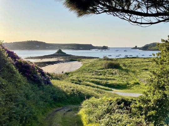 Ccouché de soleil Sur le New Grimsby Harbour avec une vue sur l'Île de Bryher