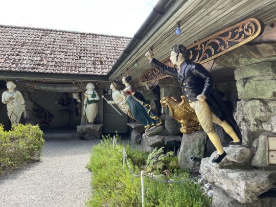  il existe une collection unique de figures de proue appelée Valhalla, qui se trouve dans le jardin de l'abbaye. Elle regroupe environ 30 figures de proue et autres ornements provenant des bateaux échoués sur l'île au 19e sièclehttps://www.alamyimages.fr/photos-images/tresco-cornwall-scilly.htmlhttps://www.alamyimages.fr/photo-image-figure-de-proue-dans-le-valhalla-collection-jardin-de-l-abbaye-de-tresco-tresco-iles-scilly-angleterre-51182081.html