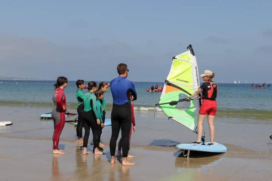 Apprendre la planche à voile en cours collectifs