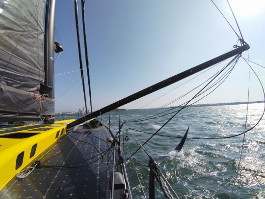 De larges passavants couverts de panneaux solaires