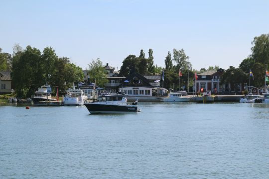 Sa marina est l'une des plus animée de Finlande, certains la comparant même à Saint-Tropez en raison de ses nombreuses boutiques, restaurants, plages et évènements.