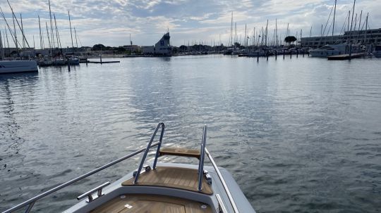 Entrée dans le premier bassin. Devant nous, la capitainerie.