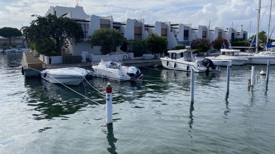 Des marinas avec leur bateau au pied des logements.