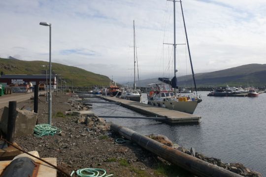 Un ponton au port d'Eidi, Féroé