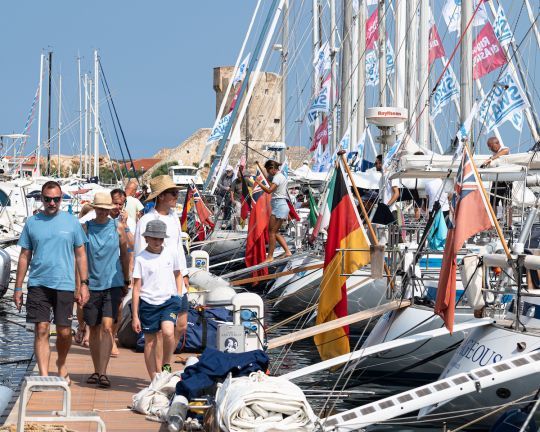 La flotte des 44 Swan amarrés sur le pontons Marciana Marina sur l'île d'Elbe