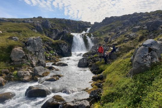 Une cascade dans les fjords de l'ouest en Islande