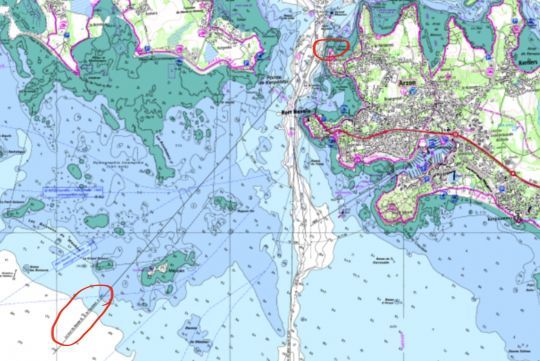 L'amer est situé à la pointe (en haut à droite), mais les informations de l'alignement se situent en bas à gauche (© SHOM)