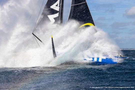 L'IMOCA Macif Prévoyance dans les vagues avec une vitesse de 27,7 noeuds sur  2,49 minutes © Jean-Marie Liot