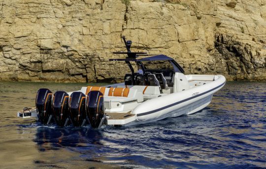 L'Alpha 50 peut recevoir jusqu'Ã 5x500 chevaux en hors-bord