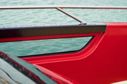 Les ouvertures dans le pavois laissent entrer la lumière dans le bateau