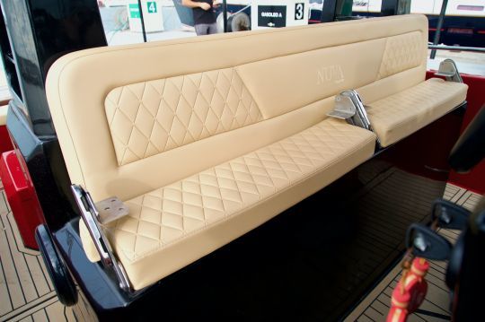 La banquette de console peut accueillir jusqu'Ã 4 personnes