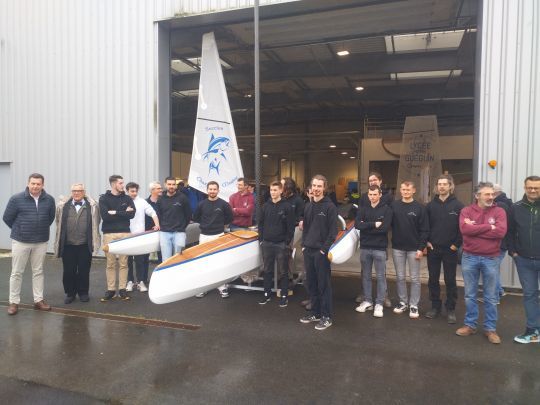 Les acteurs rÃ©unis devant le bateau