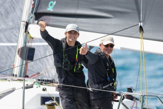 Adrien Follin et Pierre Garretta-Give me five-SNSM Saint-Tropez, 4e à franchir la ligne d'arrivée dimanche 5 mai 2024 à 10h05 (heure locale) © Cap Martinique