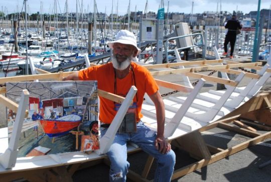Henri-Pierre Lequement et sa toile représentant l'atelier de l'association