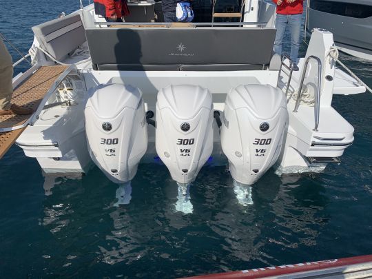 Les trois moteurs hors-bord encadrÃ©s par les jupes de bain avec une entrÃ©e classique Ã  tribord