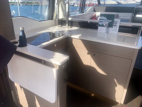 La cuisine est situÃ©e sur l'arriÃ¨re du carrÃ© en lien direct avec le cockpit