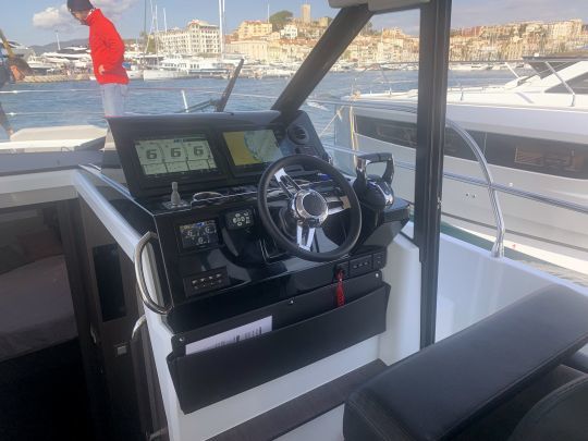 Le spacieux poste de pilotage intÃ©rieur duquel on accÃ¨de facilement sur la passavant tribord