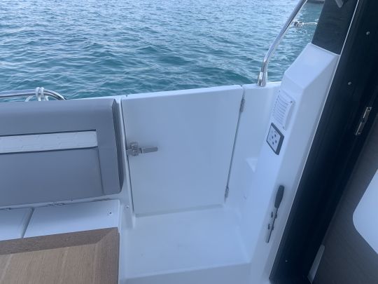 La porte de coupÃ© Ã  babord permet l'entrÃ©e Ã  bord comme l'accÃ¨s facile Ã  l'eau