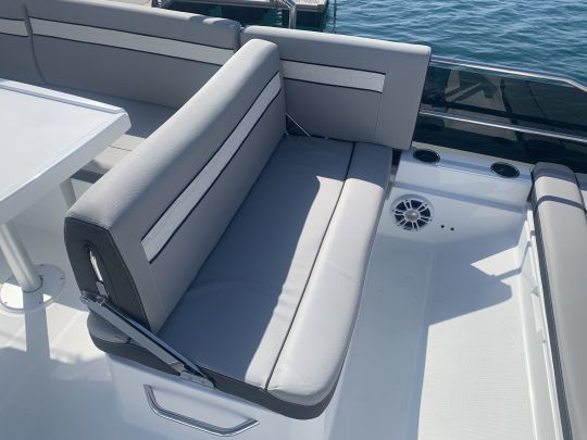 La banquette avant du carrÃ© de flybridge se transforme en siÃ¨ge copilote face Ã  la mer
