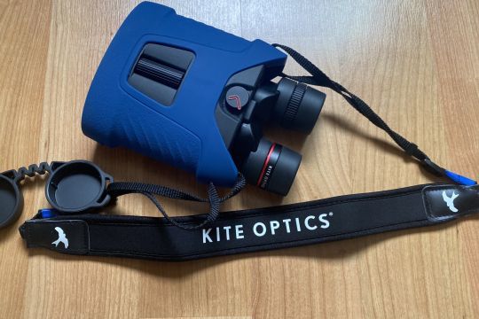 La paire de jumelles Kite Optics 12 x 42 stabilisées