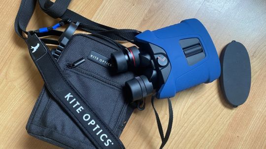 Des jumelles livrées avec des accessoires : pochette de rangement sangles et protections
