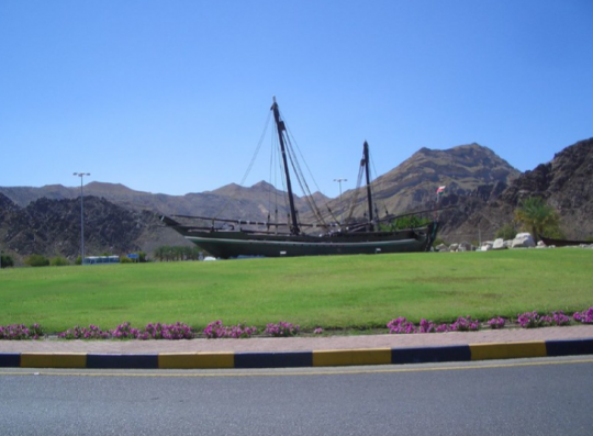 Le bateau de Sindbad de Tim Severin, exposé sur le rond-point à Al Bustan à Oman